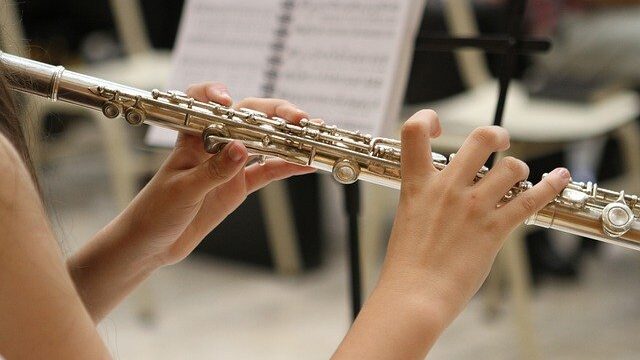 小学校で習うリコーダーやオーケストラのフルートなどの管楽器で息を吹き音を鳴らすのをイメージしてください。